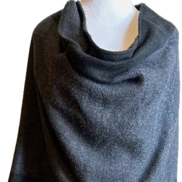 Issac Mizrahi Shawl Wrap Black and Charcoal Gray Fringed - Picture 4 of 8